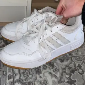 Säljer dessa adidas skor då de ej kmr till användning. Bra skick, behöver bara rengöras. Använt ett fåtal gånger vilket man kan se på undersidan. Köptes för 800, säljes för 500.