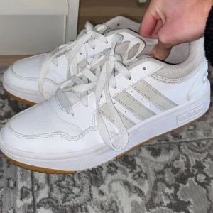 Adidas skor - Säljer dessa adidas skor då de ej kmr till användning. Bra skick, behöver bara rengöras. Använt ett fåtal gånger vilket man kan se på undersidan. Köptes för 800, säljes för 425.