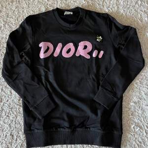 Riktigt snygg och eftertraktad Dior tröja. Har aldrig kommit till användning. Svarar gärna på dina frågor🌟 (mer i profilen)