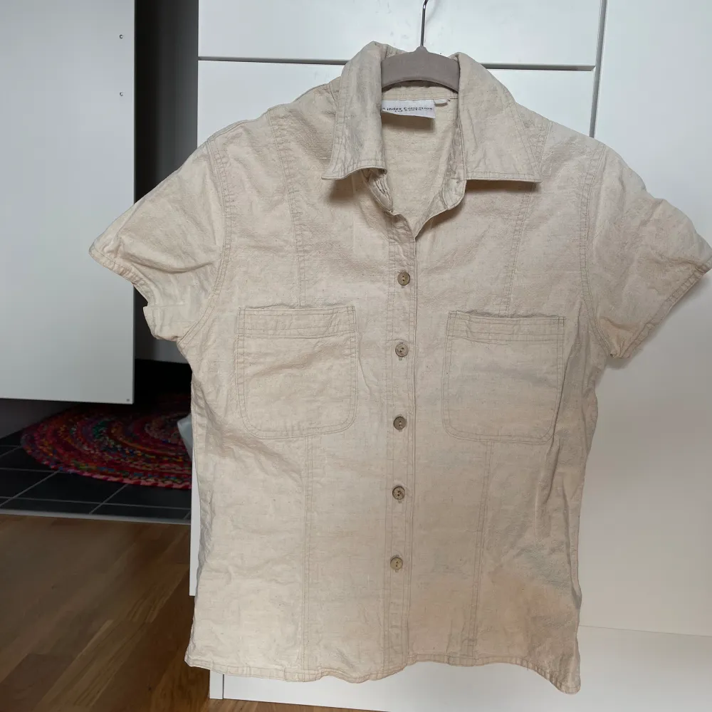 Söt skjorta som funkar att ha både öppen och stängd. Har knappar längst frma och materialet liknar linne.. Skjortor.