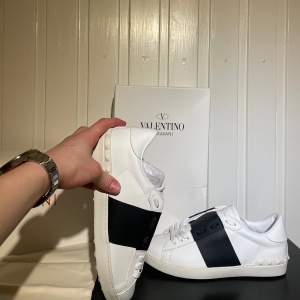 Säljer nu dessa sjukt feta Valentino Garavani skor i storleken 42 och färgen svart, skorna är helt nya och säljer för 1799 Allt tillkommer(dusbag, kartong, box) Hör av dig vid frågor och funderingar!!🍾