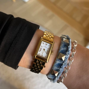 Jeans valentinoarmband - Jättesnyggt armband i jeansmaterial som liknar valentinoarmbanden, köpte av ett UF-företag förra året 💞