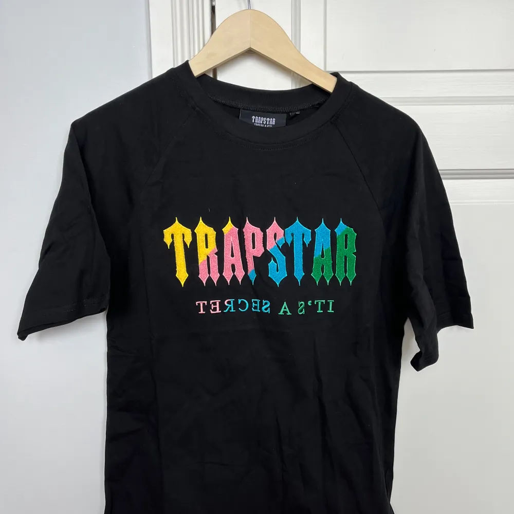 Säljer denna Trapstar T-shirt i storlek S. Svarar gärna på dina frågor🌟 (mer i profilen). T-shirts.