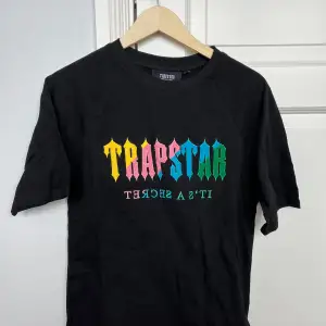 Säljer denna Trapstar T-shirt i storlek S. Svarar gärna på dina frågor🌟 (mer i profilen)