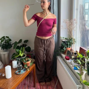 Off shoulder top  - Jättefint skick, står att det är storlek L på etiketten men jag bär S och den passar mig 🥰