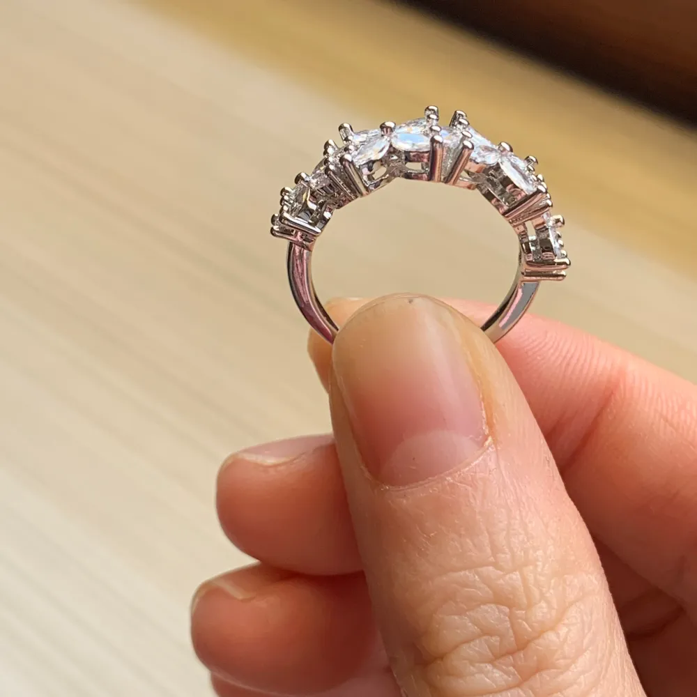 Blommig silver ring nästan ny bara testad fåtal gånger 💐 Klicka gärna på köp nu eller kontakta 🤗. Accessoarer.