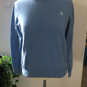 Polo Ralp Lauren  - Jättefint skick . Ljusblå . Strl ungdom 14-16 år . Vuxen strl S . 