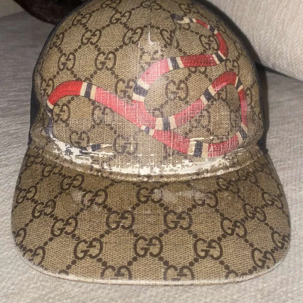 Säljer nu en av mina gucci kepsar. Den är använd ganska mycket och är i helt okej skick, därför säljer ja den för ett billigare pris. Är redo att fraktas men även mötas upp. . Accessoarer.