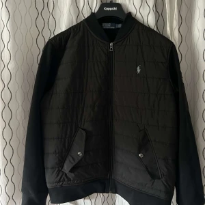 polo Ralph lauren jacka  - Skön Ralph lauren jacka  Strlk L men passar även M  Cond 10/10