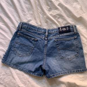 Lågmidjade jeans shorts med slitsar på sidan passar mig som brukar ha 36-38 vanligtsvis i jeans