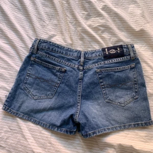Lågmidjade jeans shorts - Lågmidjade jeans shorts med slitsar på sidan passar mig som brukar ha 36-38 vanligtsvis i jeans