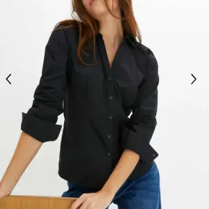 Stilren svart skjorta från HM, storlek M men passar S lika bra❣️ fint skick knappt använd