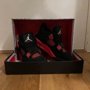 Jordan 4 Red Thunder  - Hej säljer dessa jordans som inte längre kommer till användning. De är i storlek 44 och har använts runt 6 gånger och har inga större tecken på användning, skorna är r3,ps men är identiska och medföljer med lådan såklart. Skriv gärna vid fråga