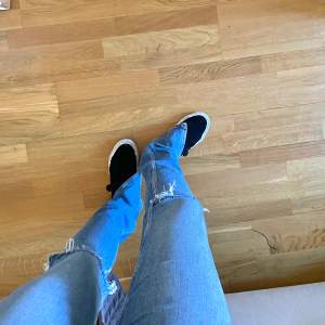 Superfina jeans med hål på knäna från Zara! 