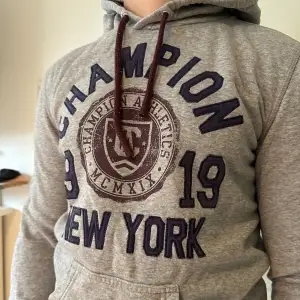 En skön hoodie från Champion. Skick 9/10 🤝🏽 Modellen på bilden har strl M och är 173 lång