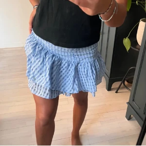 H&M kjol  - Söt blå H&M kjol.