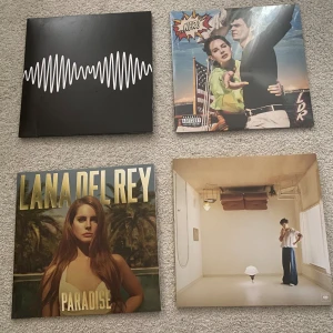 Vinylskrivor - Säljer dessa fyra vinylskivor, man kan köpa en var för sig men säljer även dessa ihop till ett billigare pris.  Vad som ingår:  Lanadelrey -nfr och btd Articmonkeys- AM Harrystyles - harryshouse 💘 