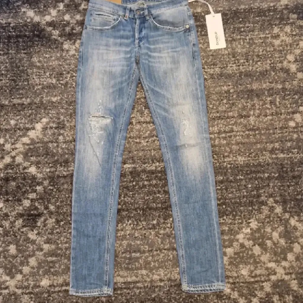 Hej säljer mina dondup jeans i modellen george helt nya sköna slitningar skriv vid minsta intresse i W29. Jeans & Byxor.