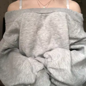En fin grå tröja, oversized