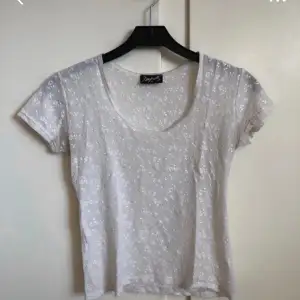 Söt vit T-shirt med broderade blommor ☺️ märkt som M men passar xs-s tycker jag