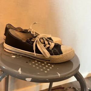 Skor - Ett par gamla skor som inte passar längre, dem är smutsiga men kommer tvätta dem. Tror dem är från skopunkten