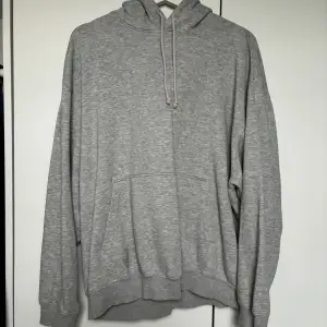 Säljer en ljusgrå hoodie från Weekday. Normal i storleken. Skön i materialet och fint skick!