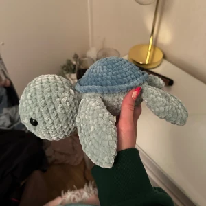 Handgjord sköldpadda - Säljer handgjorda sköldpadds- nallar, virkade för hand! ❤️perfekt som dop present eller bara till den som vill ha en liten söt sköldpadda hemma! 