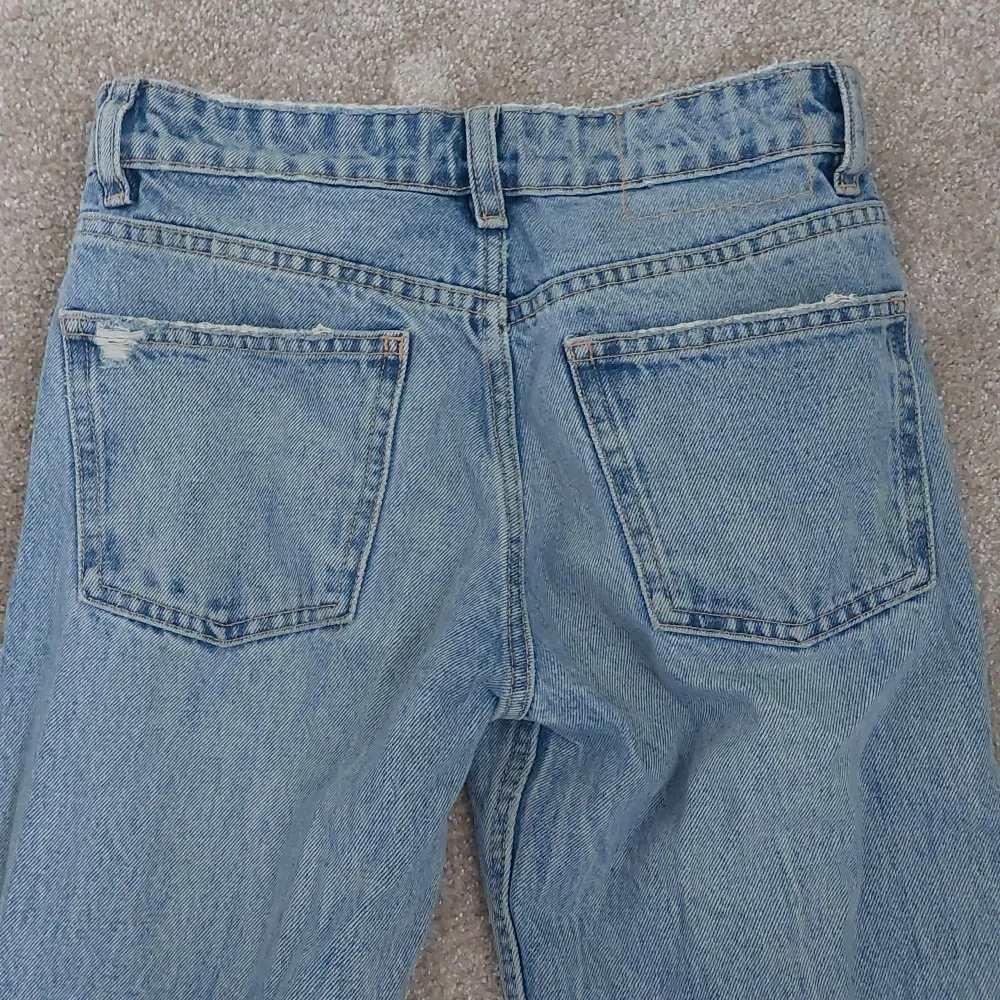 Jätte fina jeans från zara med hål. Säljer för de inte används 💖. Jeans & Byxor.