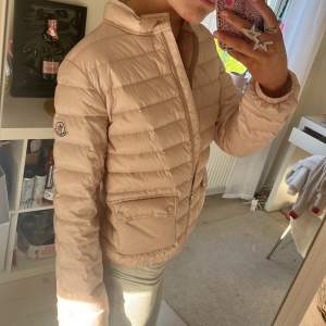 Intressekoll! på min jättefina Moncler lans jacka. I jättebra skick utom defekt på bild 2: fläck o tråd som lossnat lite(inget som syns) äkta men har inget bevis. Nypris 10669kr 🩷 strl 164 men passar mig med xs/s!  säljer endast vid bra bud🩷bud: 5000