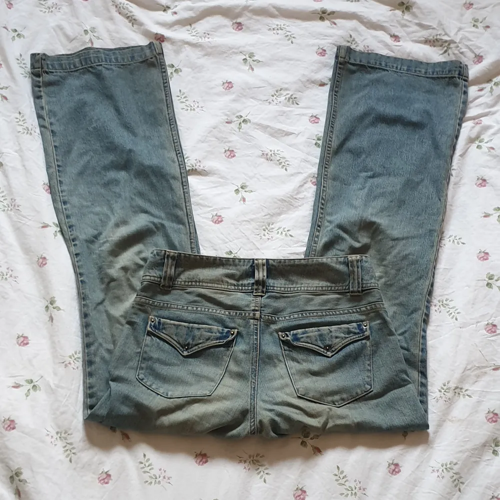 För snygga blåa bootcut lågmidjade jeans med jätte coola detaljer. Från H&M i storlek S💞. Jeans & Byxor.