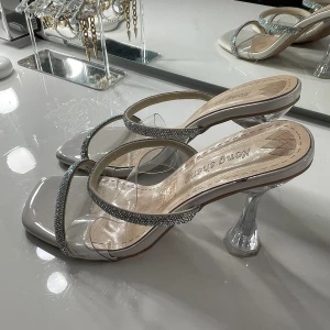 Klackskor - Hej hej!! Säljer mina jätte fina klackskor. Använd en gång på ett bröllop men ser som nya ut.🥰