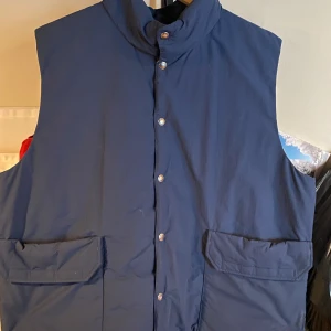 Northface vest - Jag säljer en skön nästan oanvänd väst från the Northface som är perfekt för vår och sommaren. Jag köpte den förra hösten men den är för stor för mig