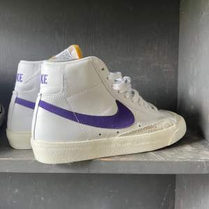 Nästan helt nya nike blazer som används 2-3 gånger som man kan se på sulan, jätte sköna och bra pris! Nya går för ungefär 900kr, skriv för mer bilder 