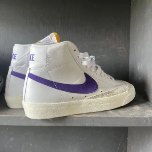 Nike blazer  - Nästan helt nya nike blazer som används 2-3 gånger som man kan se på sulan, jätte sköna och bra pris! Nya går för ungefär 900kr, skriv för mer bilder 