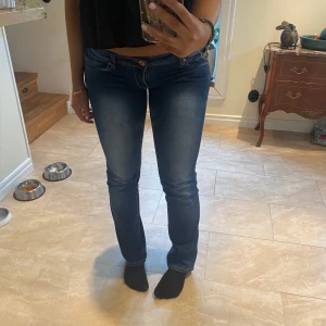 Vintage mörkblåa jeans låg midja Monday - Säljer dessa mörkblåa slim fit jeans med låg midja. Byxorna är köpa second hand men endast använda en gång, säljer då jag inte använder de. Storlek 40/M men passar nog 38 med! För mer info/bilder kom privat💗 Midjemått: 95 cm Innerbenslängd: 84 cm