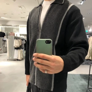 Stickad Kappahl zip - En riktigt snygg stickad zip från Kappahl i bra skick. Storlek M.