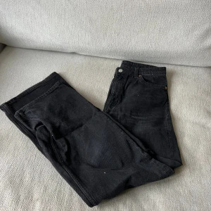 Svart jeans  - Svarta jeans från bikbok storlek w27, i nyskick! Raka midwaist 🌷