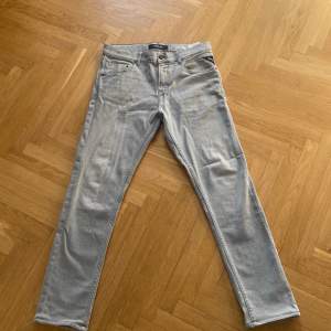 Ljusgråa replay perfekt färg på jeans nu till våren! 10/10 skick, Pris kan diskuteras!