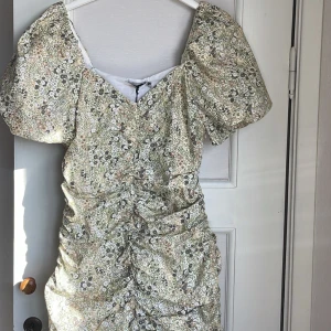 Sommar klänning💖 - En super söt oanvänd sommar klänning perfekt till midsommar💖 Klänning har någon slags missfärgning på innersidan men absolut inget som syns💖 Säljer den då jag tycker den sitter lite förstort på mig