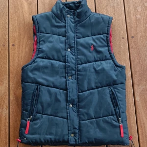 Ralph Lauren väst  - Marinblå Ralph Lauren väst i storlek M. Bra skick. Pris 399 kr. Priset går att diskutera 