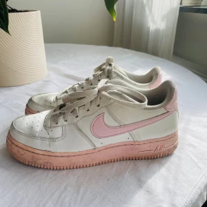 NIKE AIR FORCE SNEAKERS - Storlek 38 för små för mig som har mer 39 Bra skick Kan tvätta de innan försäljning 