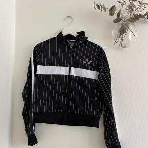 Fila kofta - Kofta från fila medans använd 1 gång! Storlek S🌷