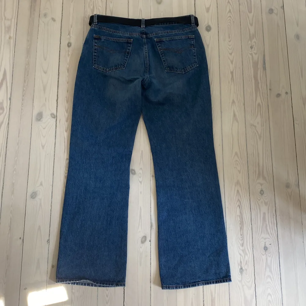 Säljer ett par Bootcut Jeans från ett okänt märke. Jeansen är nästan helt nya och har en bra passform. dimensions: 46x113x37x27  dimensio. Jeans & Byxor.