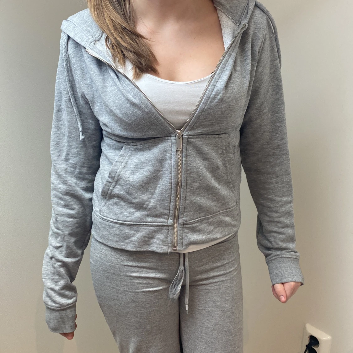 Grå zip-up tröja från H&M - 90