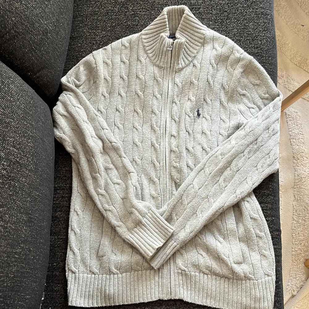 Här är en väldigt fin ribbad polo zib tröja. Skick 10/10 med tanke på att den bara är använd väldigt fåtal gånger. Fin ljus färg nu inför sommaren☀️Kontakta vid minsta fundering😊 (priset går att diskutera). Tröjor & Koftor.
