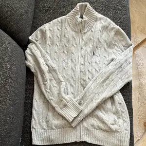 Här är en väldigt fin ribbad polo zib tröja. Skick 10/10 med tanke på att den bara är använd väldigt fåtal gånger. Fin ljus färg nu inför sommaren☀️Kontakta vid minsta fundering😊 (priset går att diskutera)