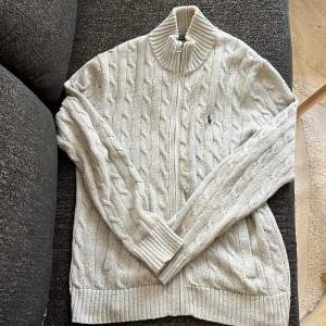 Här är en väldigt fin ribbad polo zib tröja. Skick 10/10 med tanke på att den bara är använd väldigt fåtal gånger. Fin ljus färg nu inför sommaren☀️Kontakta vid minsta fundering😊 (priset går att diskutera)