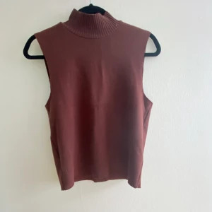 Linne - Linne med polo i vinrött. Endast testad aldrig använd. Från asos.