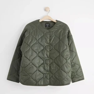 Grön jacka - Säljer min super fina jacka från Lindex!! Det är sparsamt använd och där av i mycket gott skick! Pris går att diskutera, skriv vid frågor☺️