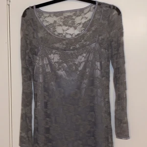 Klänning - Grå klänning i storlek M.